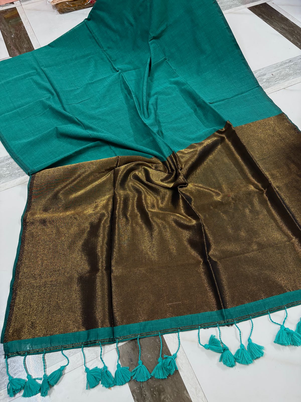 Brunelle Kadi Cotton Saree – Traditional Zari Border with Contrast Blouse